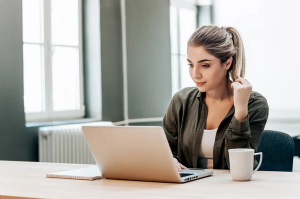 Student, chatování s přáteli na laptop. — Stock fotografie