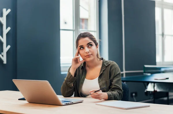 Mujer sentada en su lugar de trabajo. — Foto de Stock