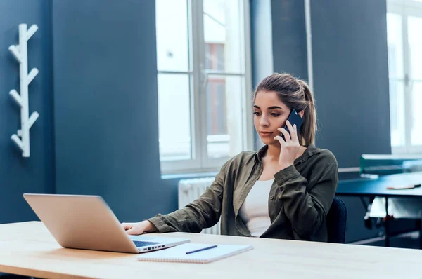 Young woman  uses laptop — Stock Photo, Image