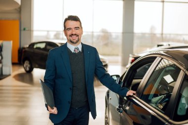 Yakışıklı araba Bayilik işçi