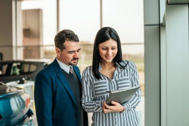 Araba Bayilik mutlu kadın 