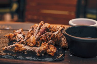 Artık yemek tavuk kanatları