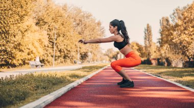 bodur egzersizleri yapıyor atlet 