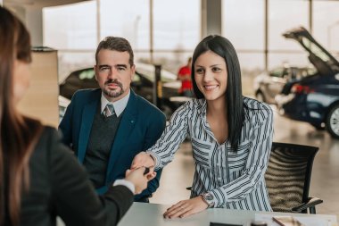 Güzel istemci kadın el sıkışan 