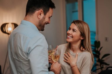 Güzel genç çift konuşuyor 