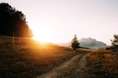 dağların içine sert toprak yol.