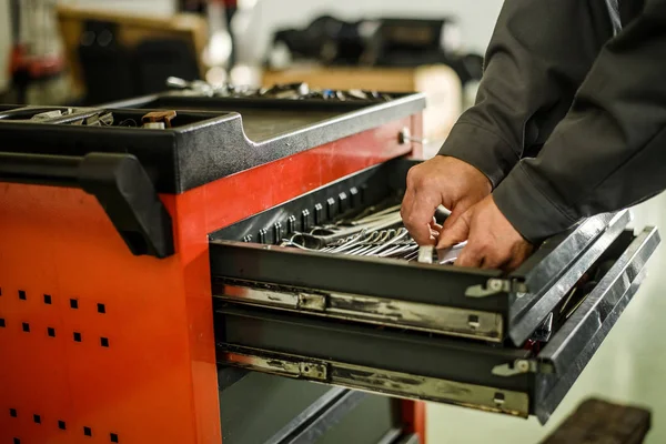 Auto mechanik vytáhl nástroje — Stock fotografie