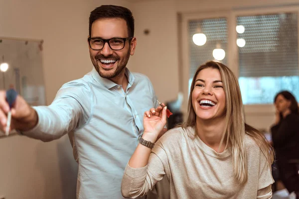 Mensen uit het bedrijfsleven plezier in kantoor. — Stockfoto