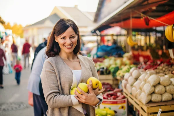 Woman holding apples. — Stock Photo, Image