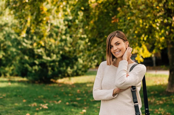 Joven hermosa mujer en el parque . —  Fotos de Stock