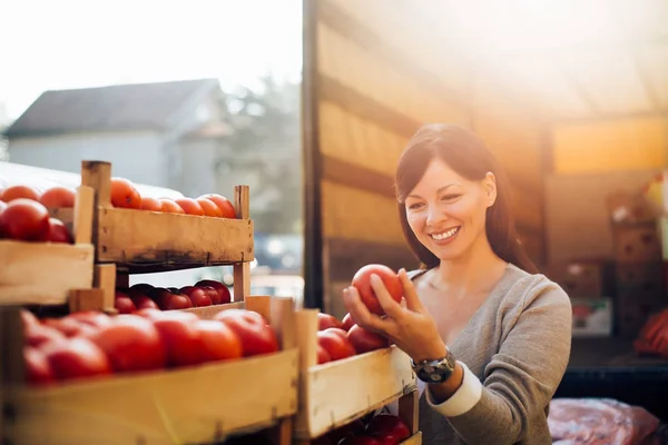 Mulher e controle de qualidade alimentar . — Fotografia de Stock