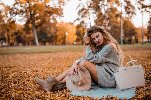 Mujer sentada en el parque de otoño . —  Fotos de Stock