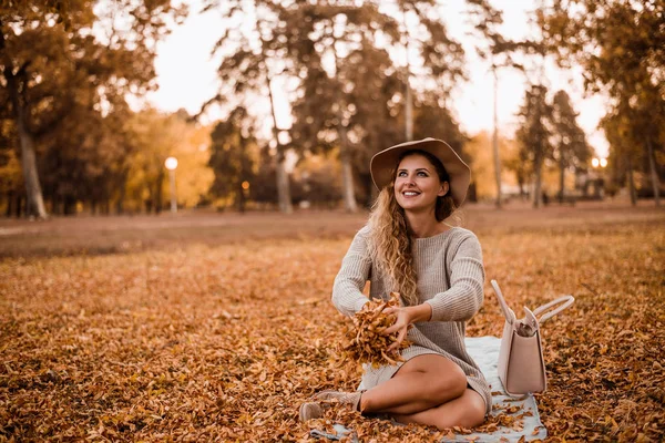 Young woman throwing leaves — Stock Photo, Image