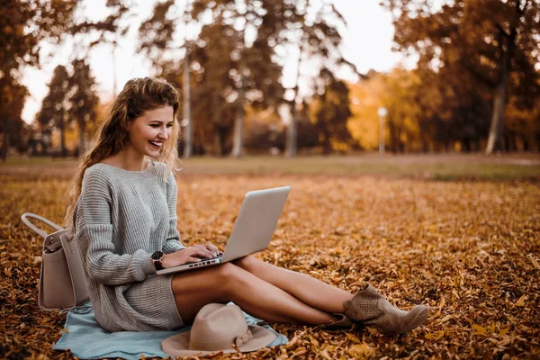 Жіночий блогер працює на ноутбуці — стокове фото