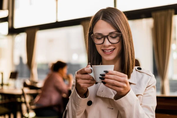 Esmer kadın holding kahve