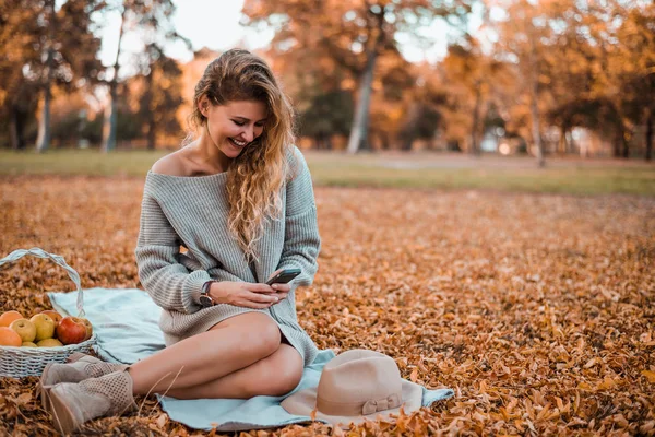 Akıllı telefon kullanan neşeli kadın.