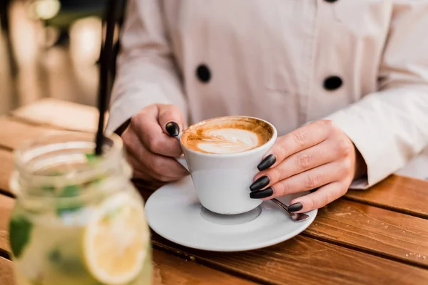 Tangan wanita memegang secangkir kopi — Stok Foto