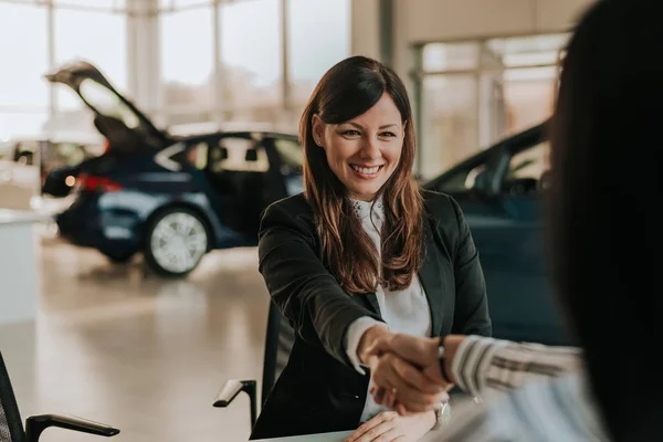 Femme montrant dossier de voiture dans le salon . — Photo