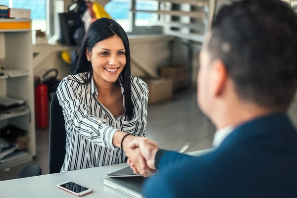 Concessionário de automóveis apertando as mãos com o cliente . — Fotografia de Stock