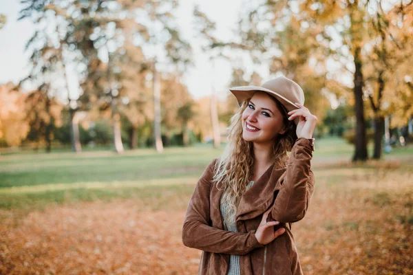 Chica posando en el parque de otoño . —  Fotos de Stock