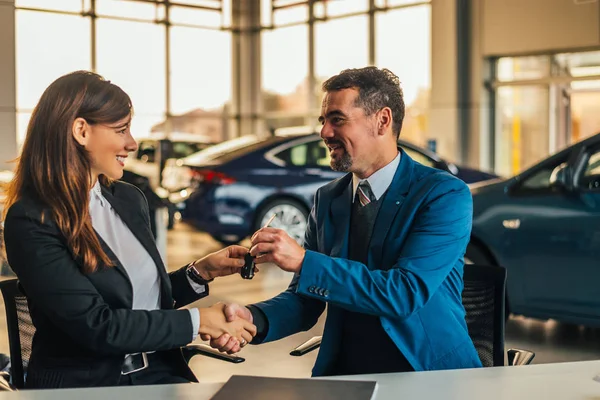 Vendedor dando llaves del coche — Foto de Stock