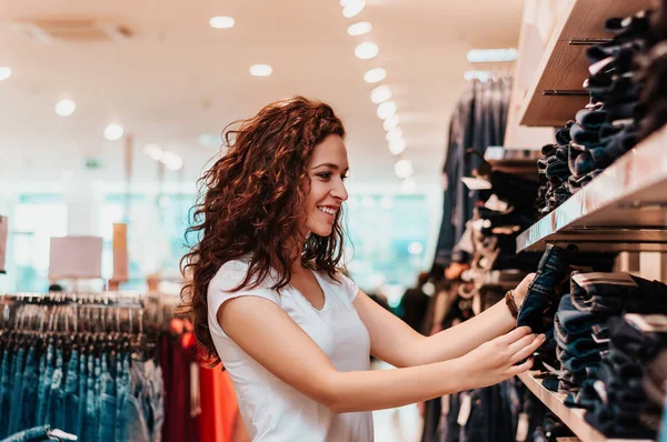 Mulher feliz comprando roupas. — Fotografia de Stock