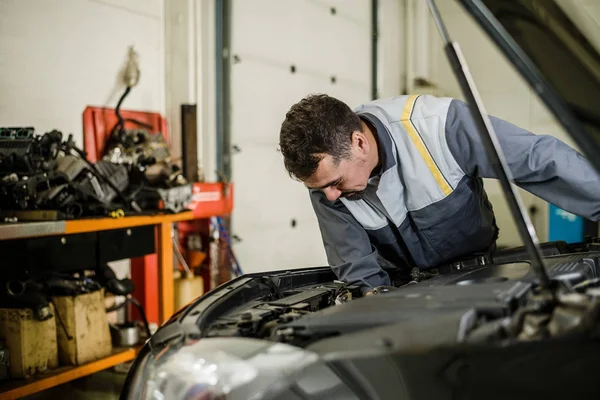 Auto mechanik muž v garáži — Stock fotografie