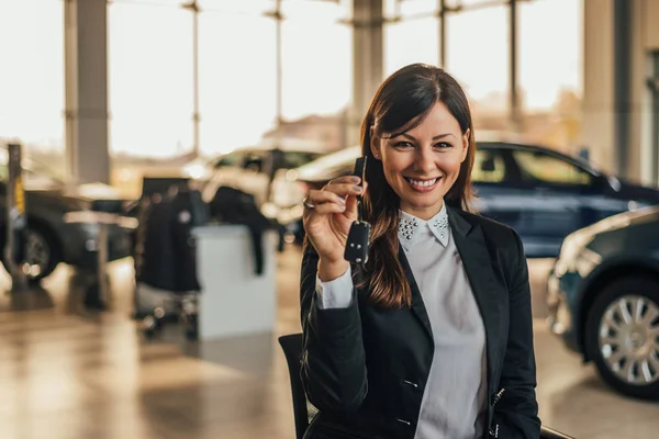 Mulher mostrando a chave do carro novo . — Fotografia de Stock