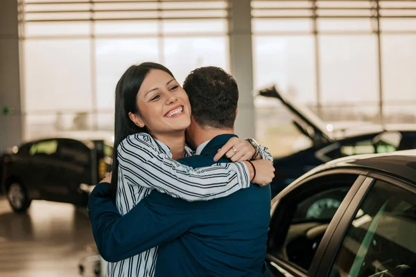 Otec po koupi své první auto. — Stock fotografie