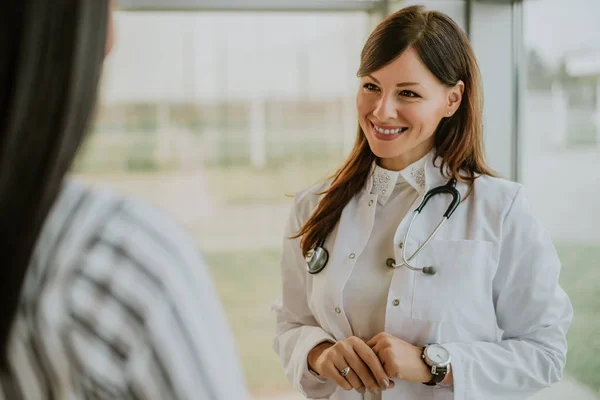 Ärztin berät Patientin. — Stockfoto