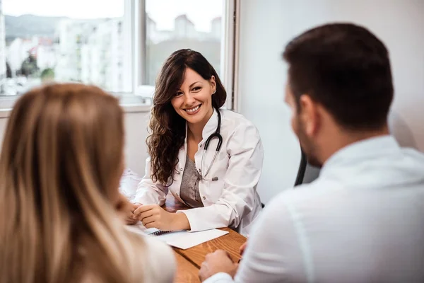 Couple de famille assis dans le bureau du médecin — Photo