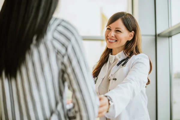 Kvinnlig läkare pratar med patienten — Stockfoto