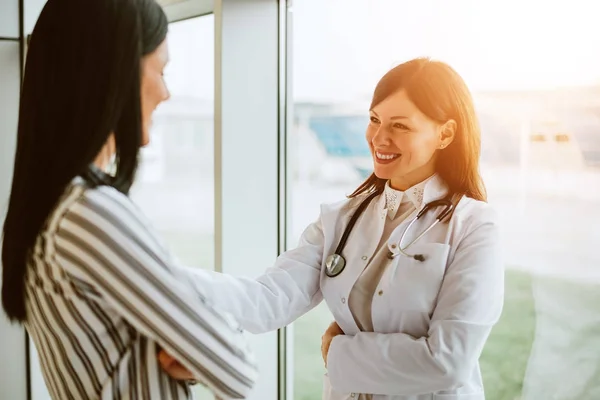 Жінка-лікар розмовляє з пацієнтом — стокове фото