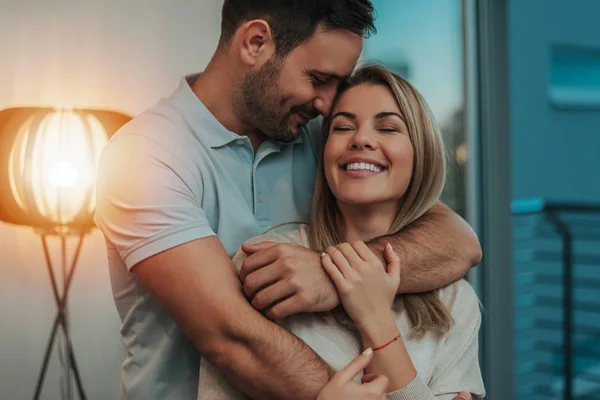Cute couple hugging and smiling — Stock Photo, Image