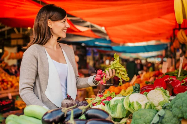 野菜を買う市場での女性. — ストック写真