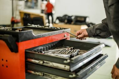 Araçlar alarak araba tamircisi