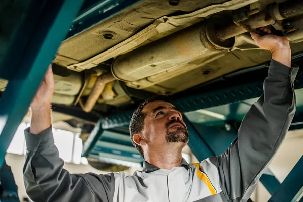 Car mechanics working on car maintenance — Stock Photo, Image