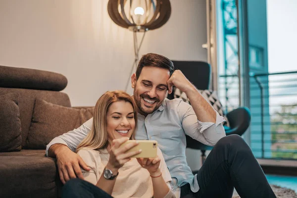 Pareja joven mirando la pantalla — Foto de Stock