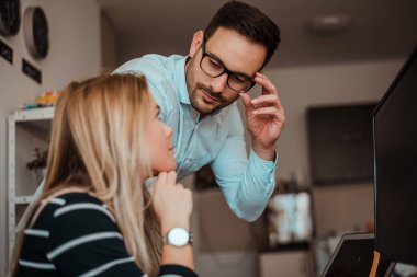 Office konuşmaktan iş arkadaşları .