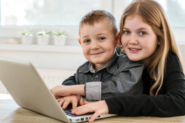 Bilgisayarda oynayan çocuklar