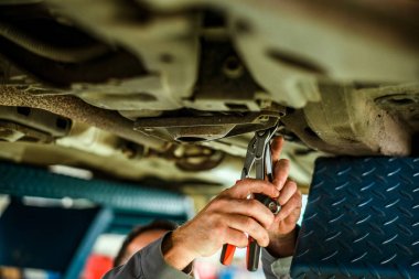 Araba tamircisi altında bir araba 