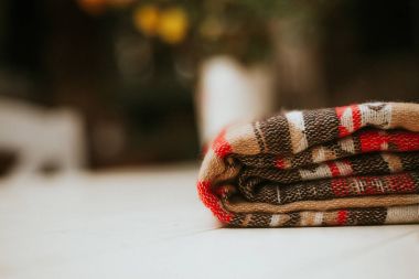 Sıcak bir battaniye tablo açık var.