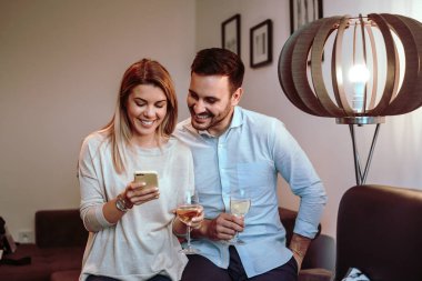 Genç çift ekrana bakarak