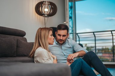 Çift evde birlikte vaktinizi