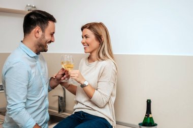 Birbirine aşık çiftler şarap içiyor.