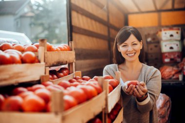 gülümseyen kadın holding sebze