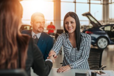 El sıkışırken gülümseyen kadın müşteri 