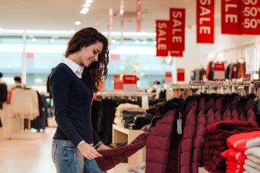  Müşteri ceketler dükkanında seçme.