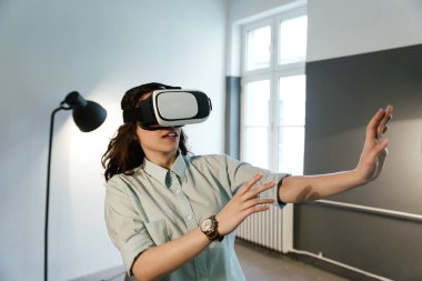  Görsel gerçeklik kulaklık kullanan kadın 