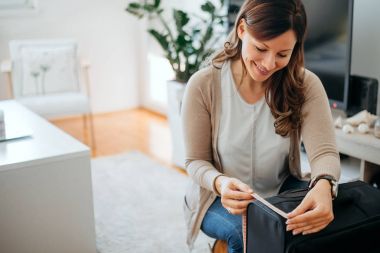 Ölçüm bandı kullanan çekici kadın 